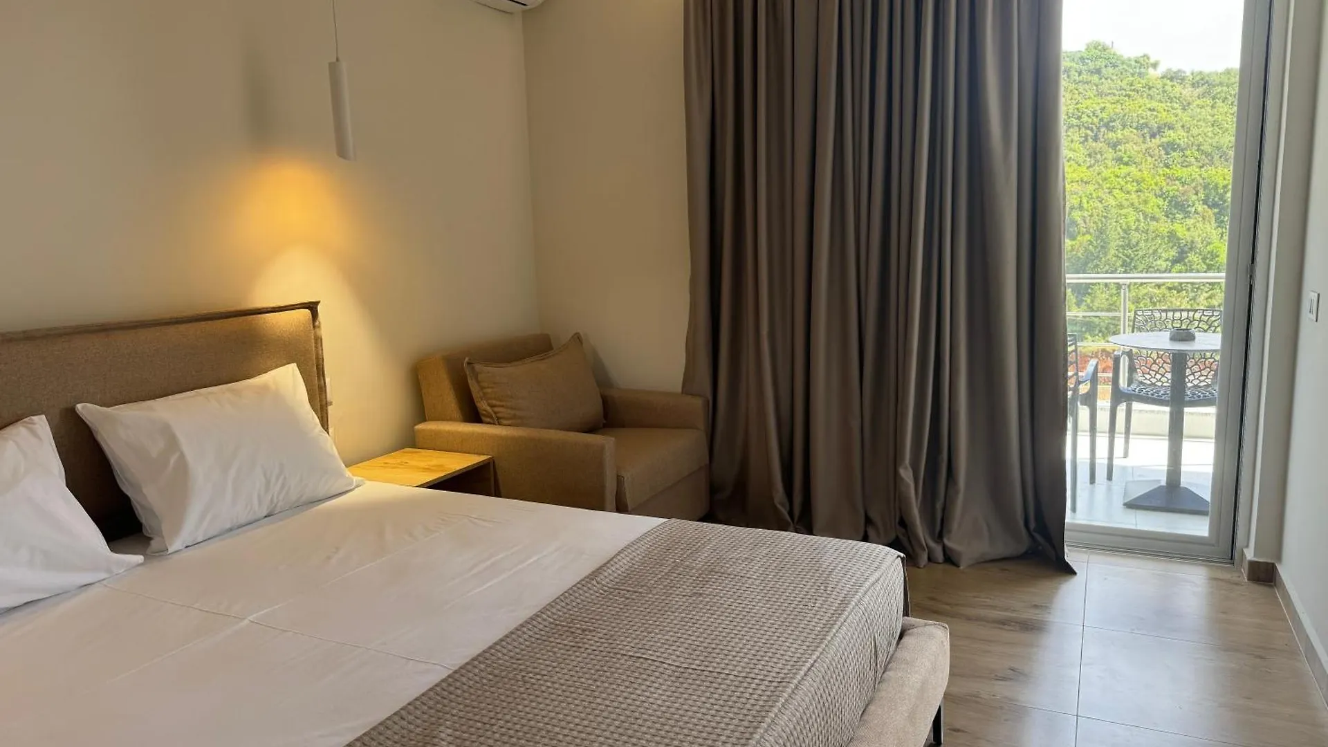 Ion Rooms Himarë Penzion