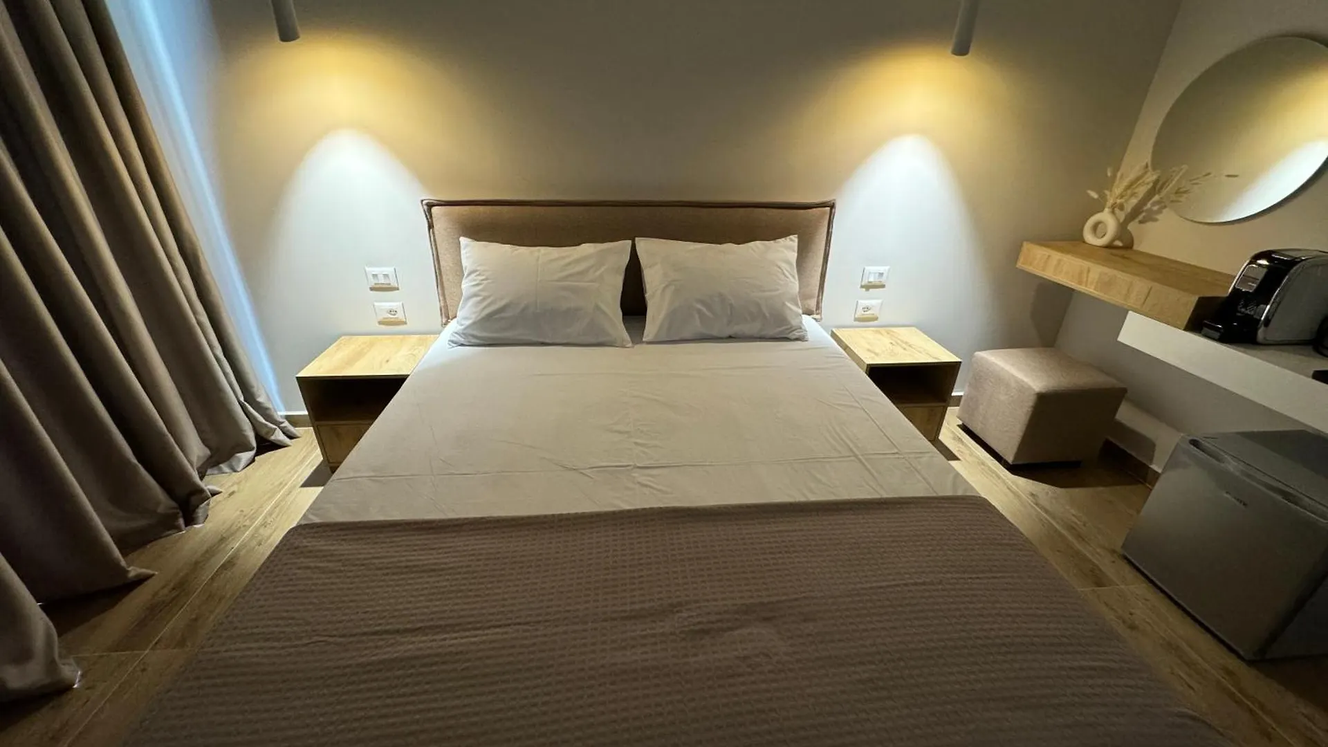 Ion Rooms Himarë 0*,  Albania