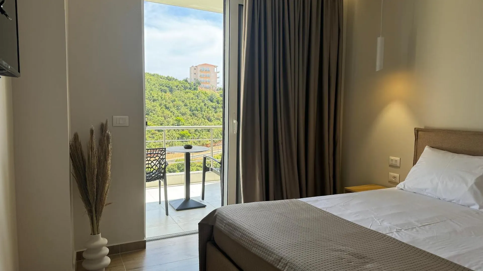 Ion Rooms Himarë Pensión