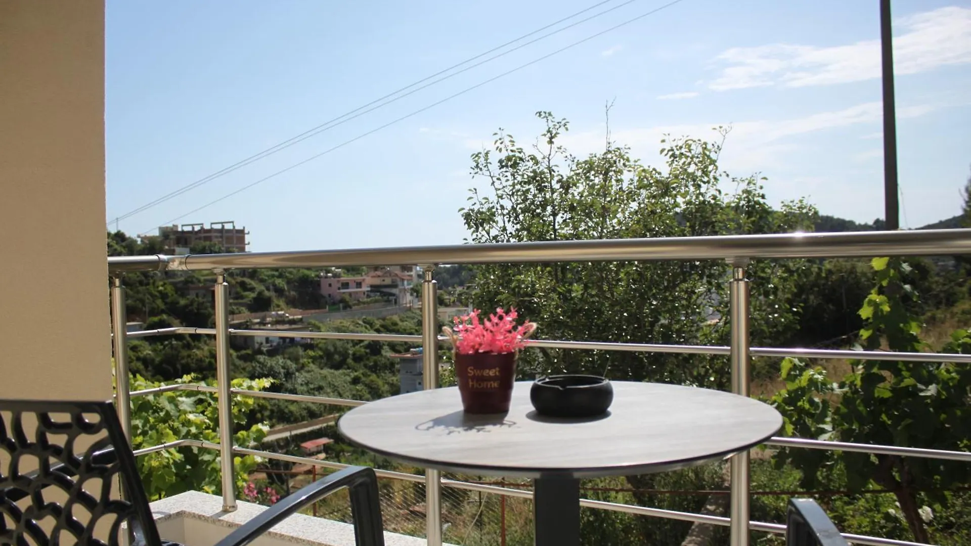 Ion Rooms Himarë Pensión