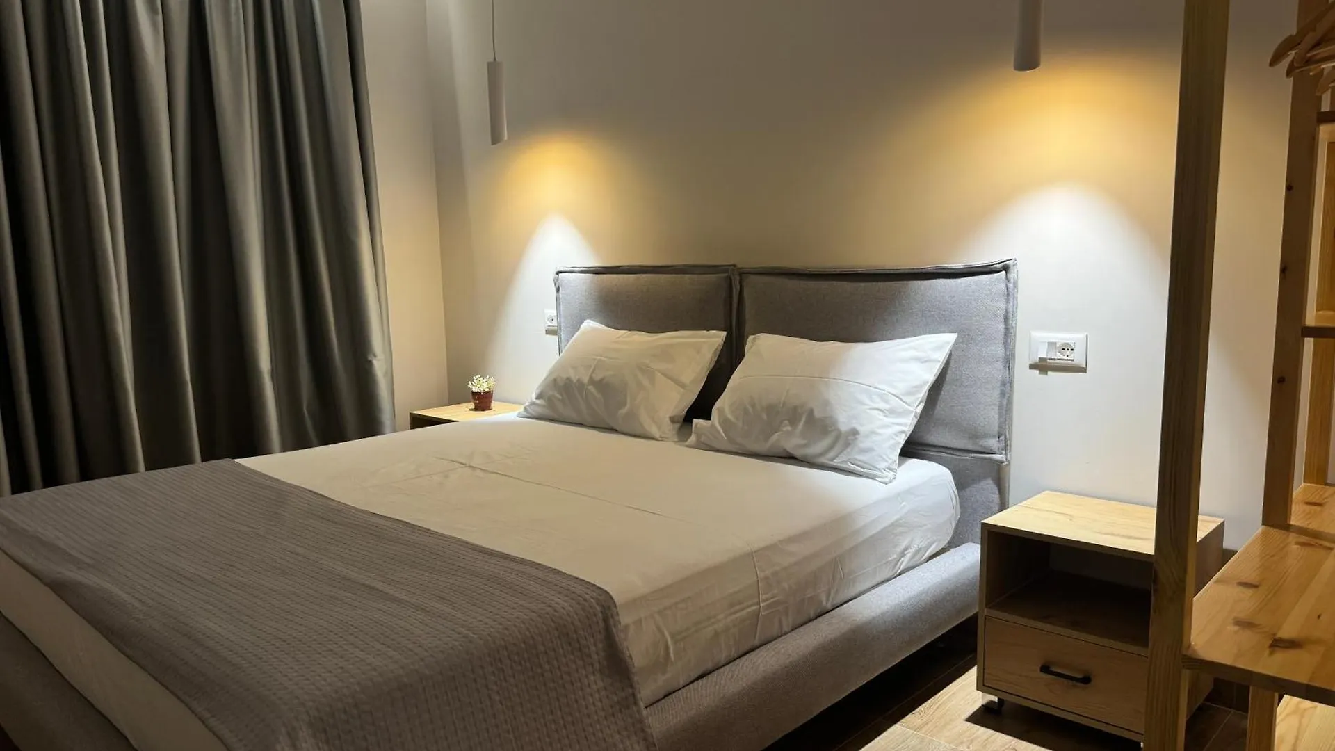 Ion Rooms Himarë