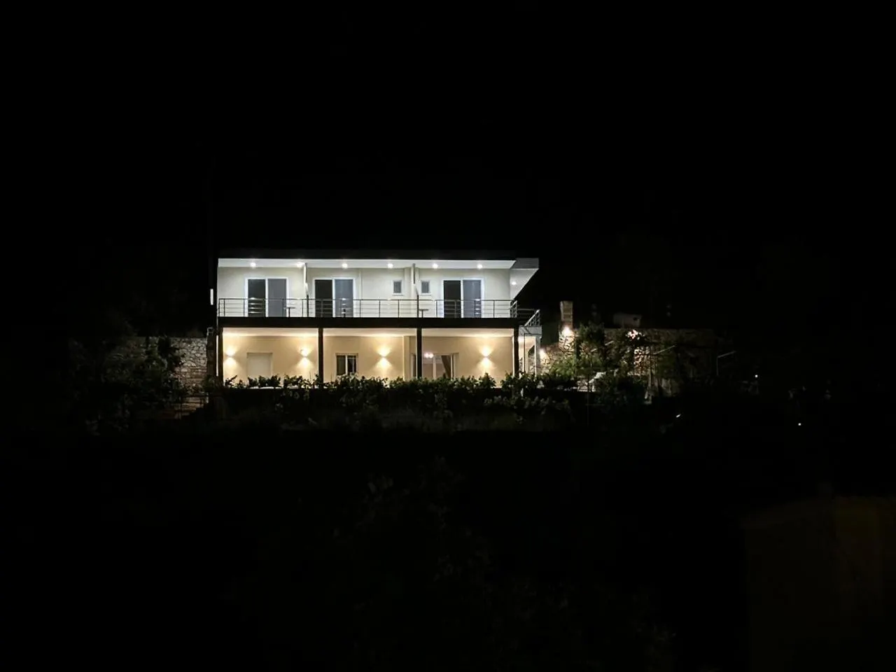 Ion Rooms Himarë 0*,