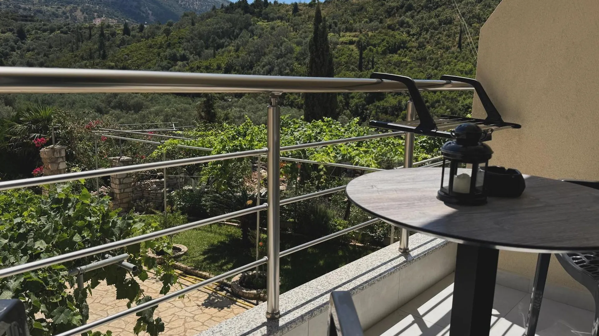 Ion Rooms Himarë 0*,  Albania