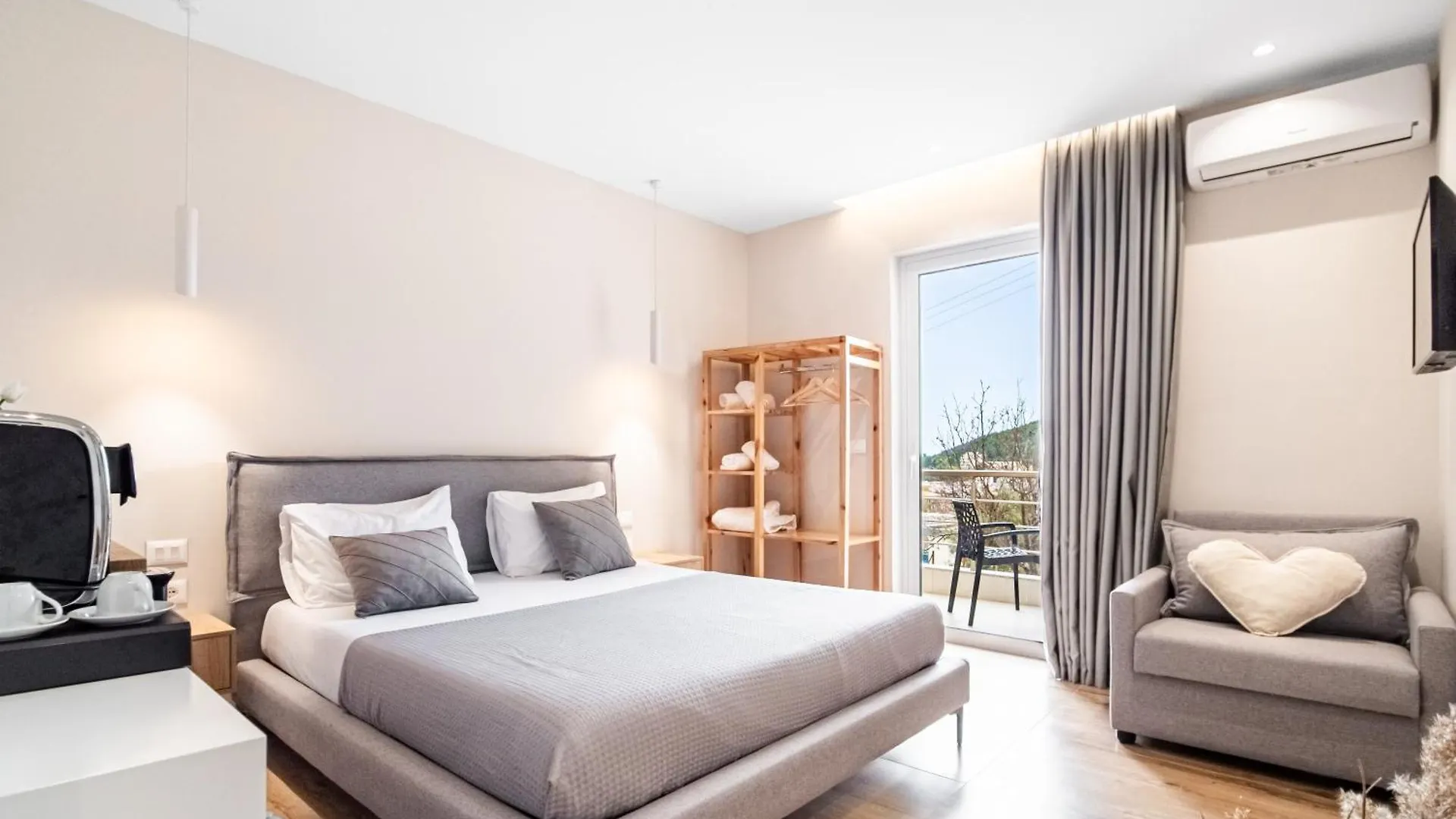 Ion Rooms Himarë Pensión