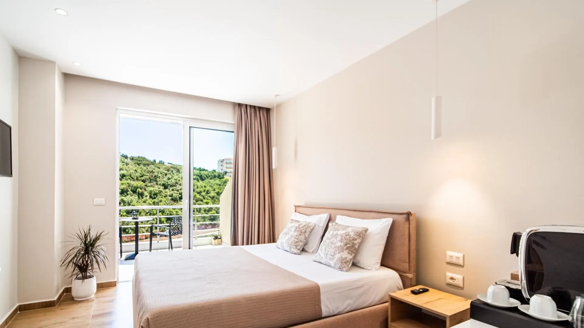 Ion Rooms Himarë Albánie