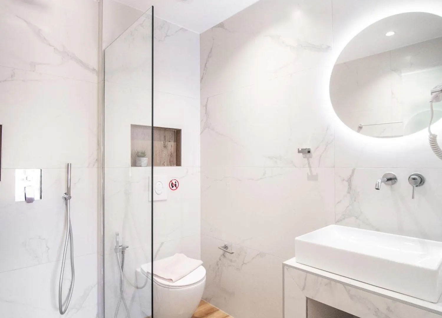 Ion Rooms Himarë 0*,  Albánie