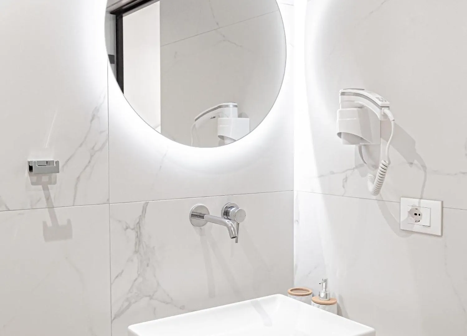 Ion Rooms Himarë Pensión