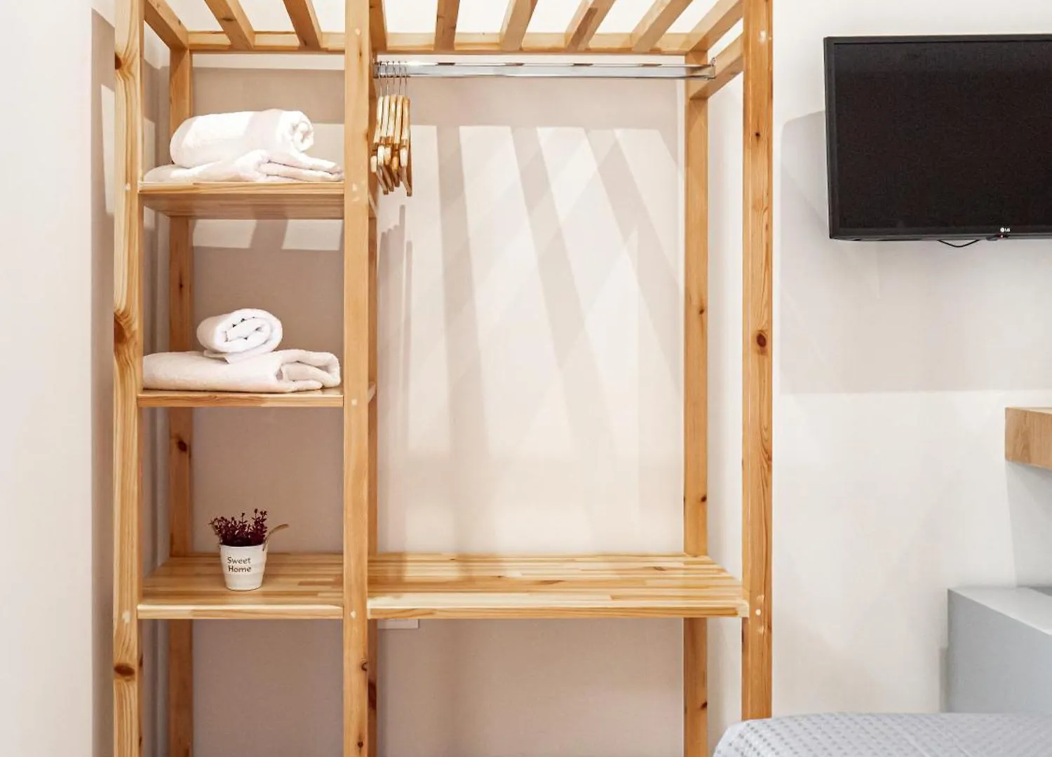 Ion Rooms Himarë
