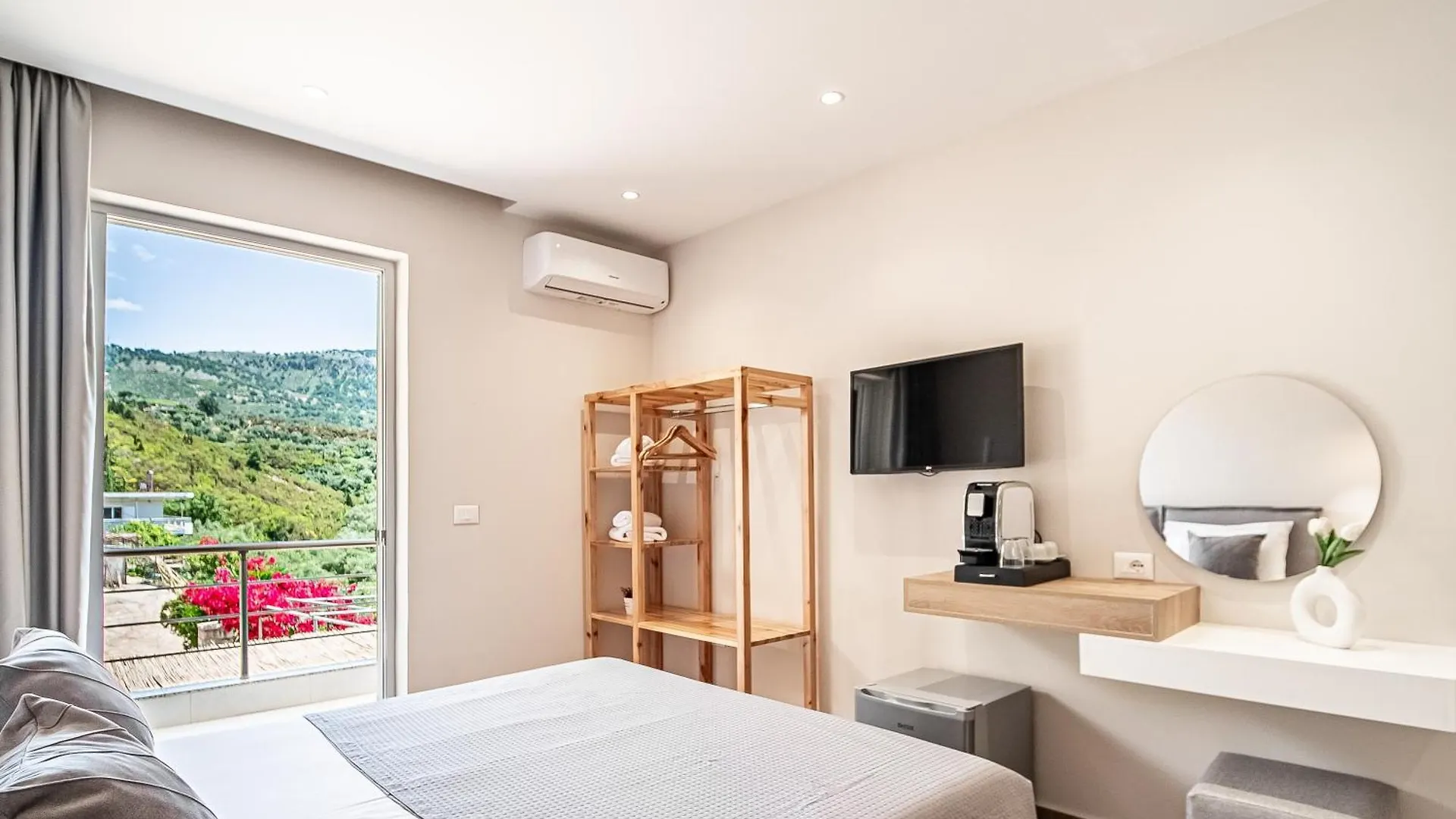 Ion Rooms Himarë 0*,  Albania