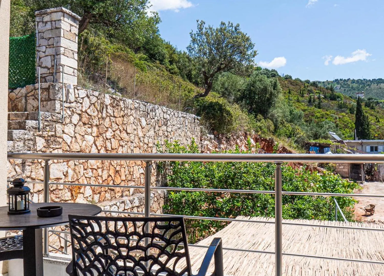 Ion Rooms Himarë Penzion