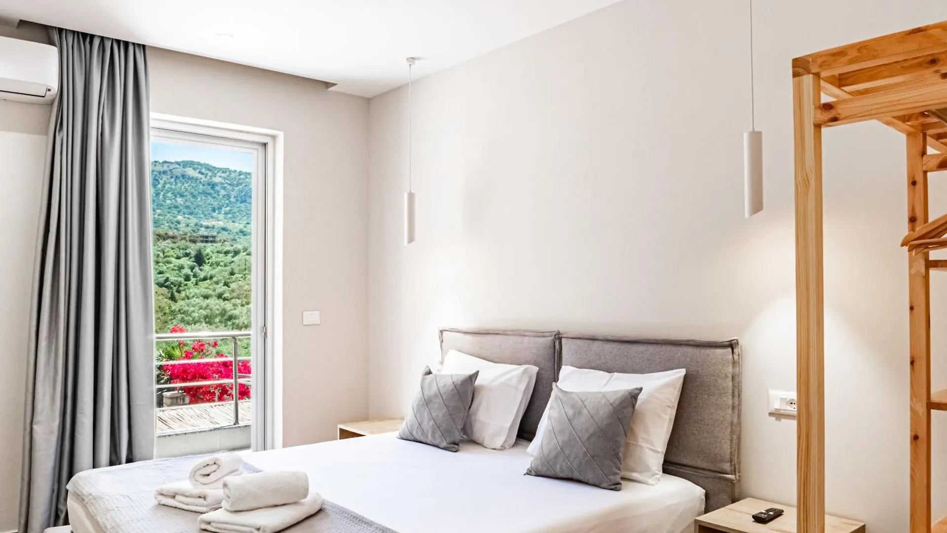 Ion Rooms Himarë Penzion