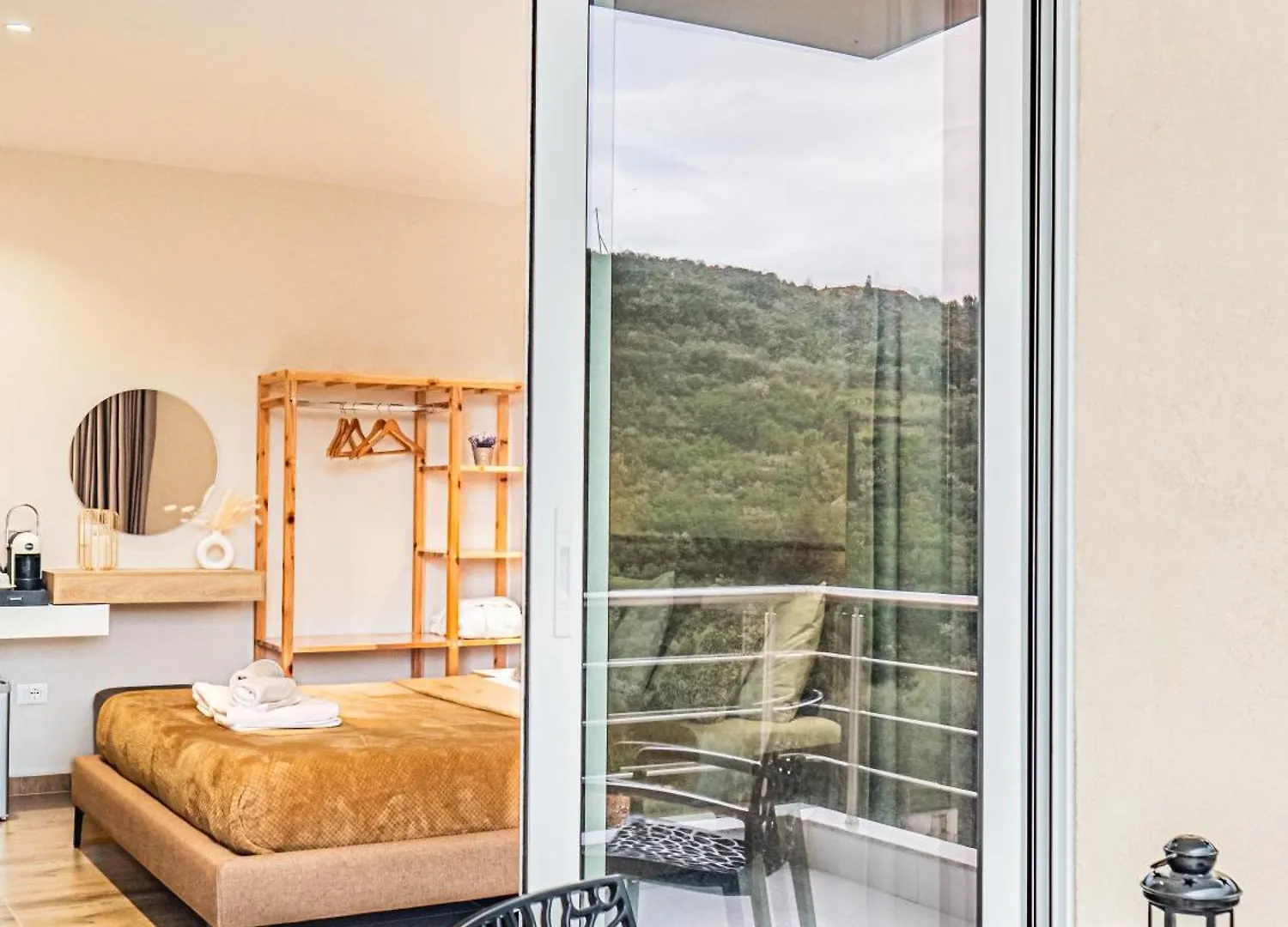 Ion Rooms Himarë 0*,