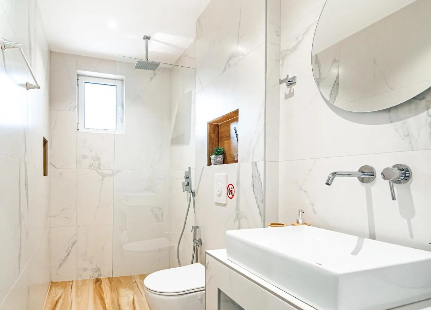 Ion Rooms Himarë
