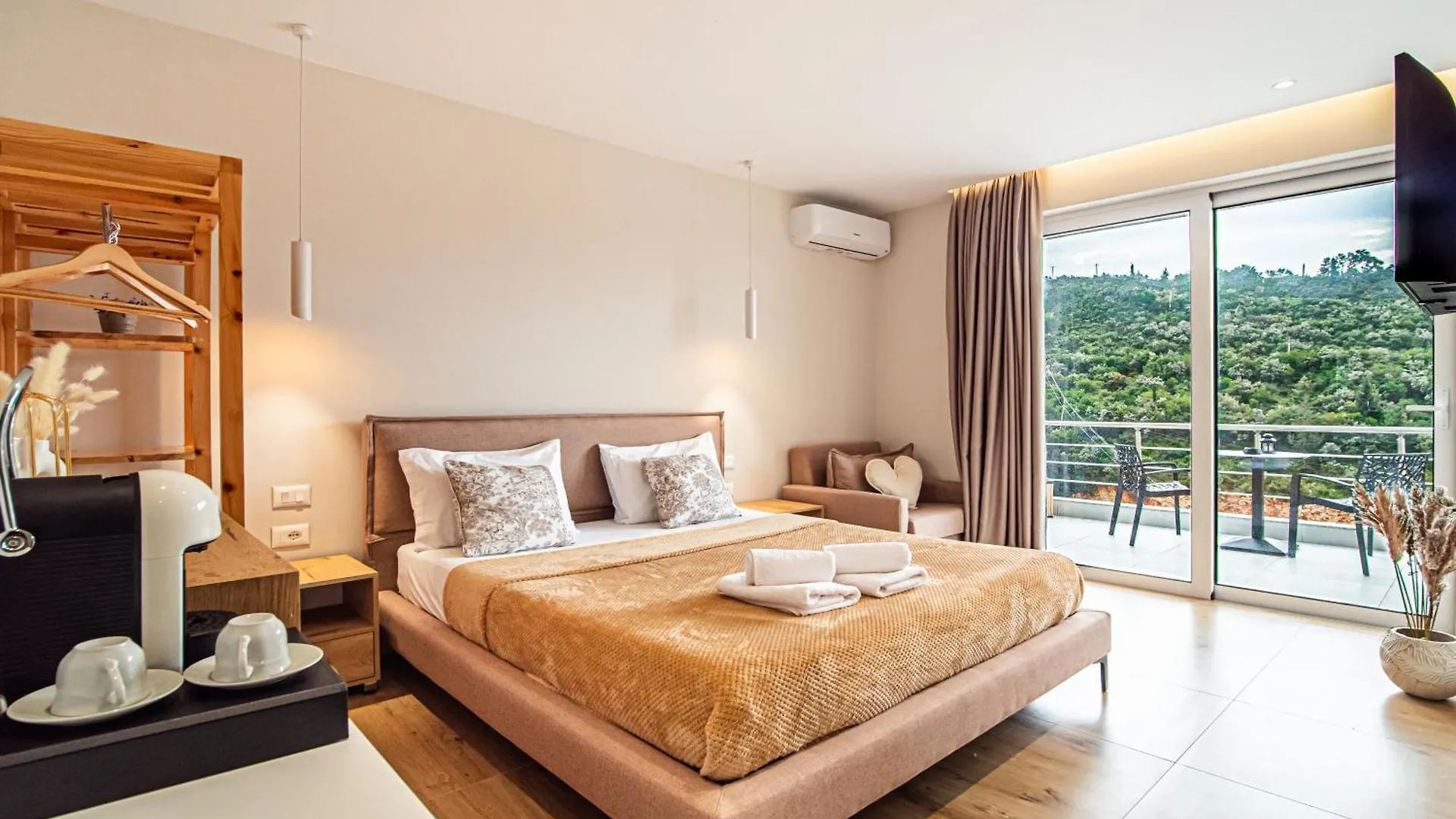 Ion Rooms Himarë